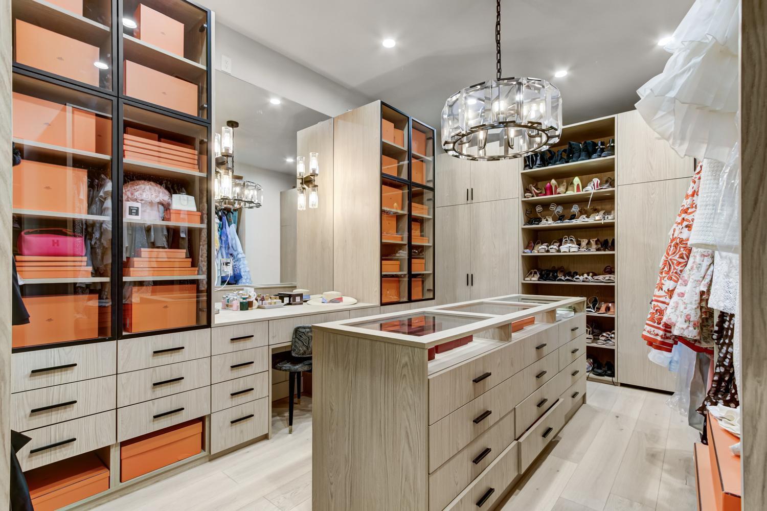 5708 Avenida Robles