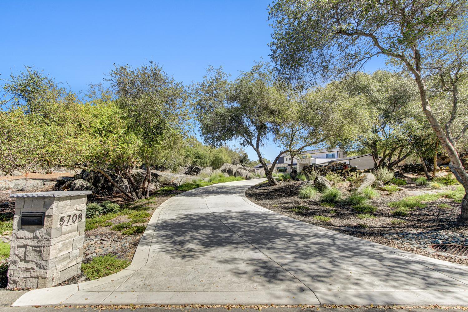5708 Avenida Robles
