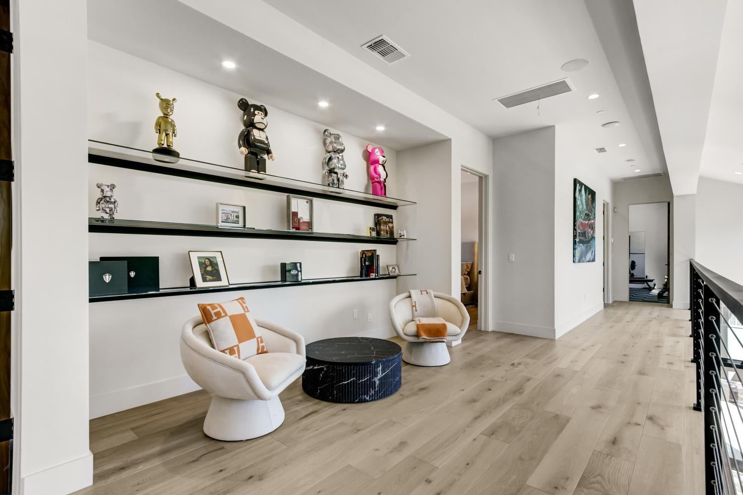 5708 Avenida Robles