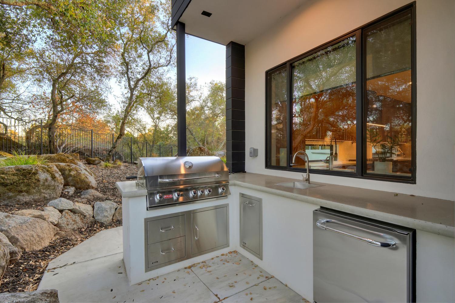 5708 Avenida Robles
