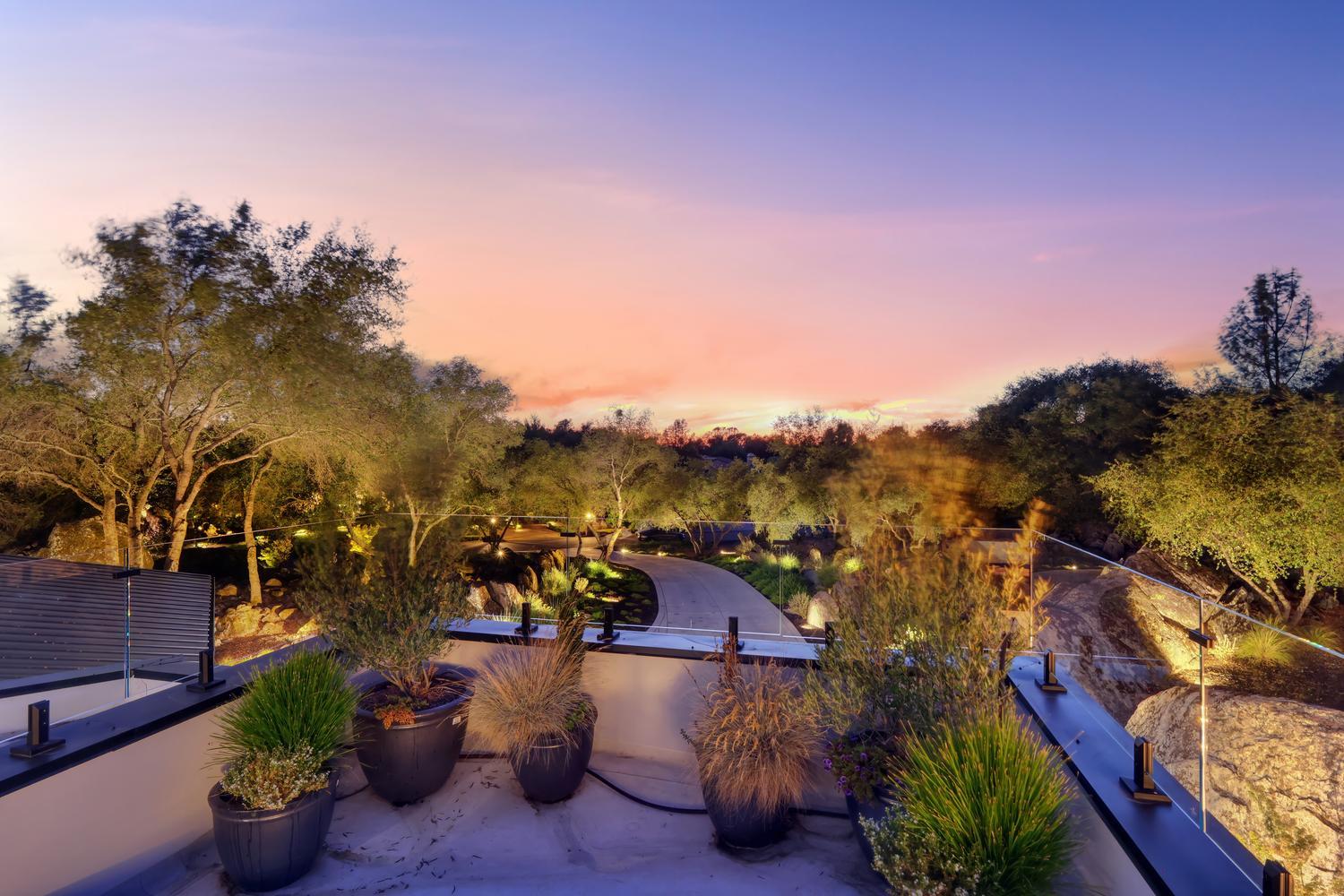 5708 Avenida Robles