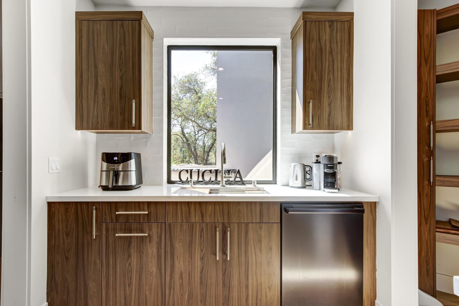 5708 Avenida Robles