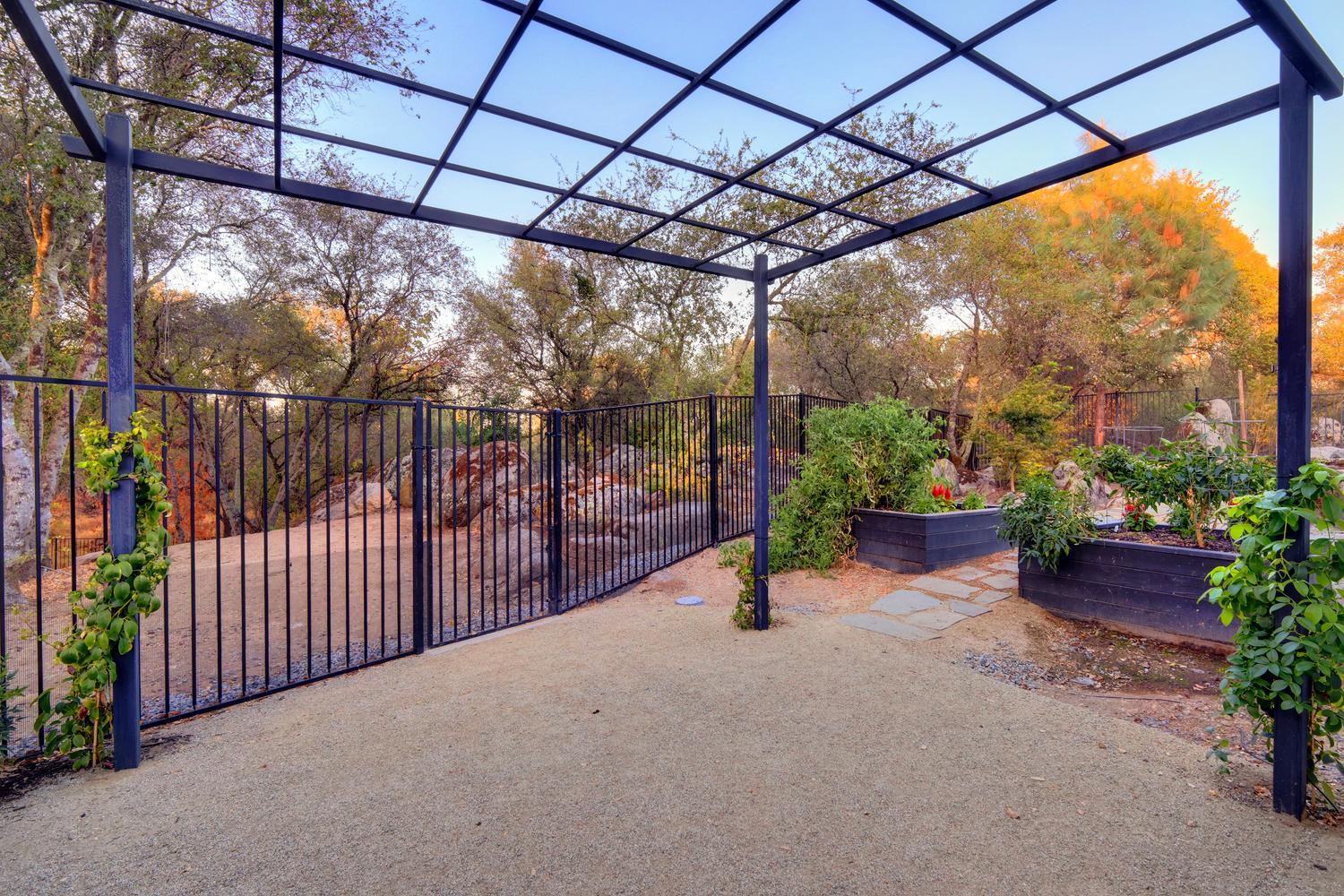 5708 Avenida Robles