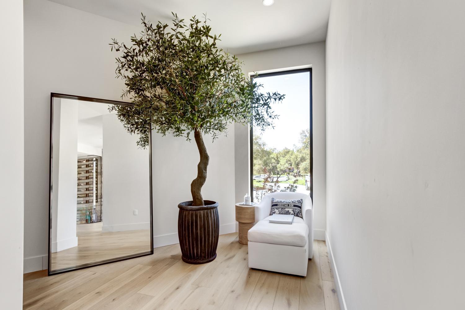 5708 Avenida Robles