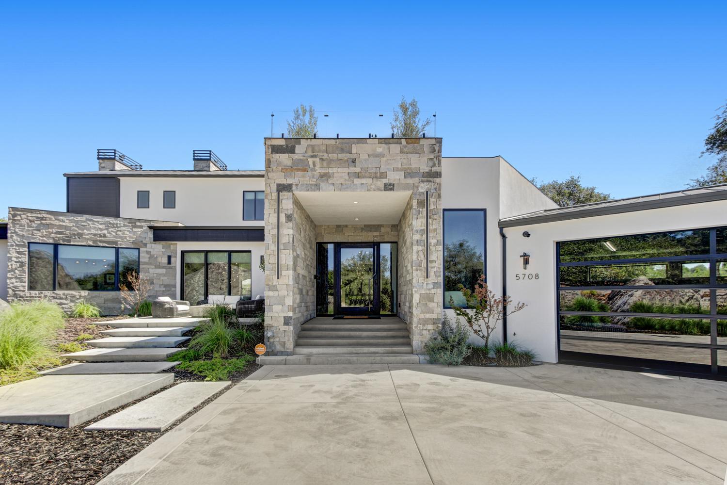 5708 Avenida Robles