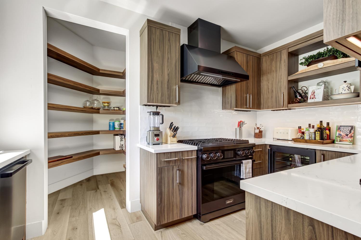 5708 Avenida Robles