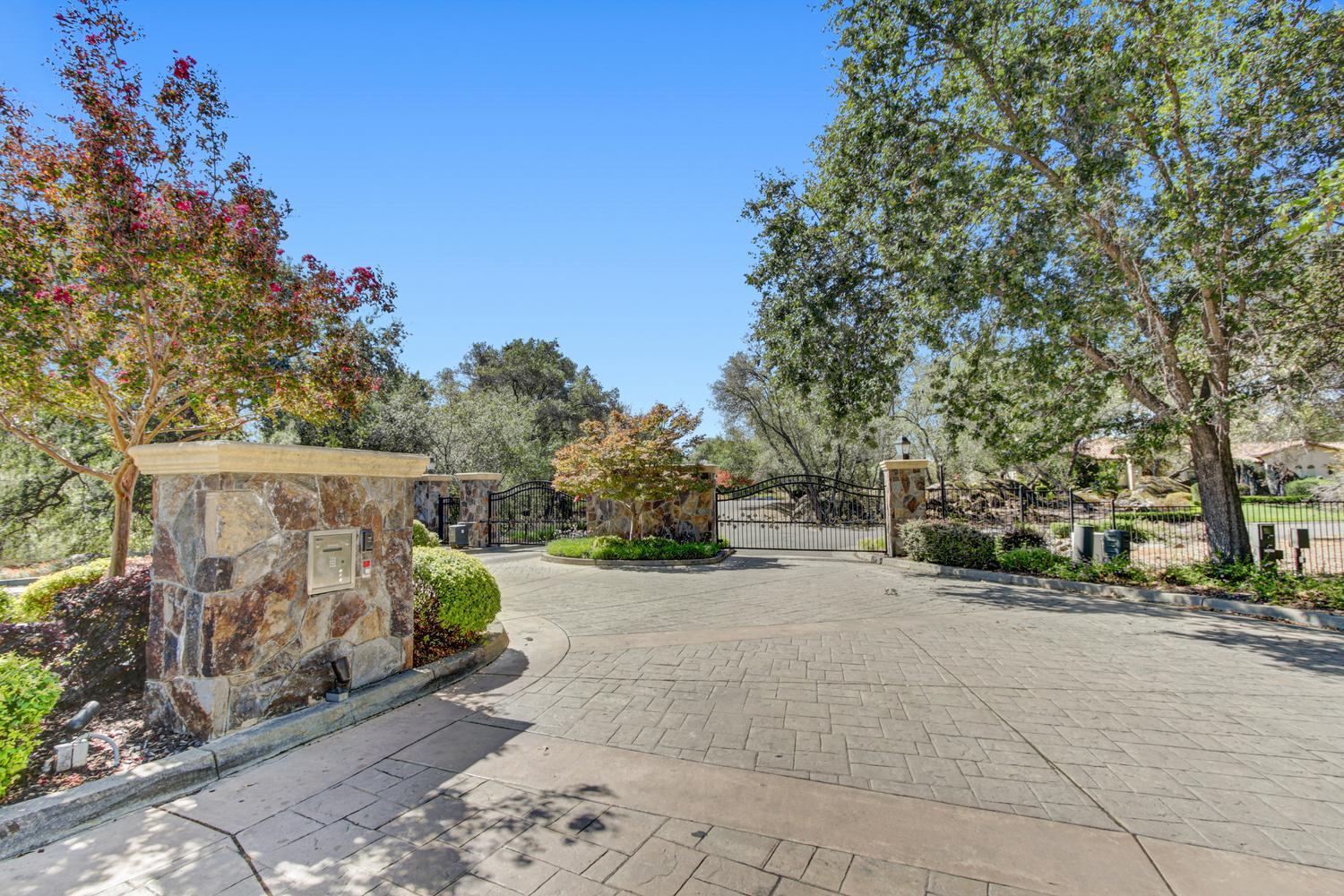 5708 Avenida Robles