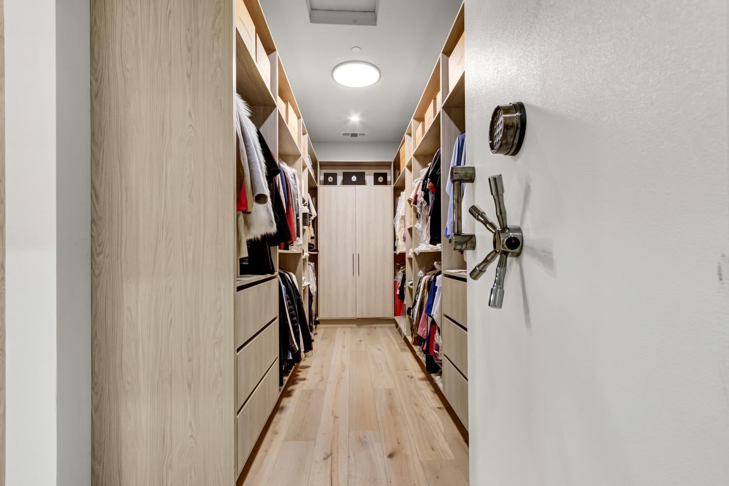 5708 Avenida Robles