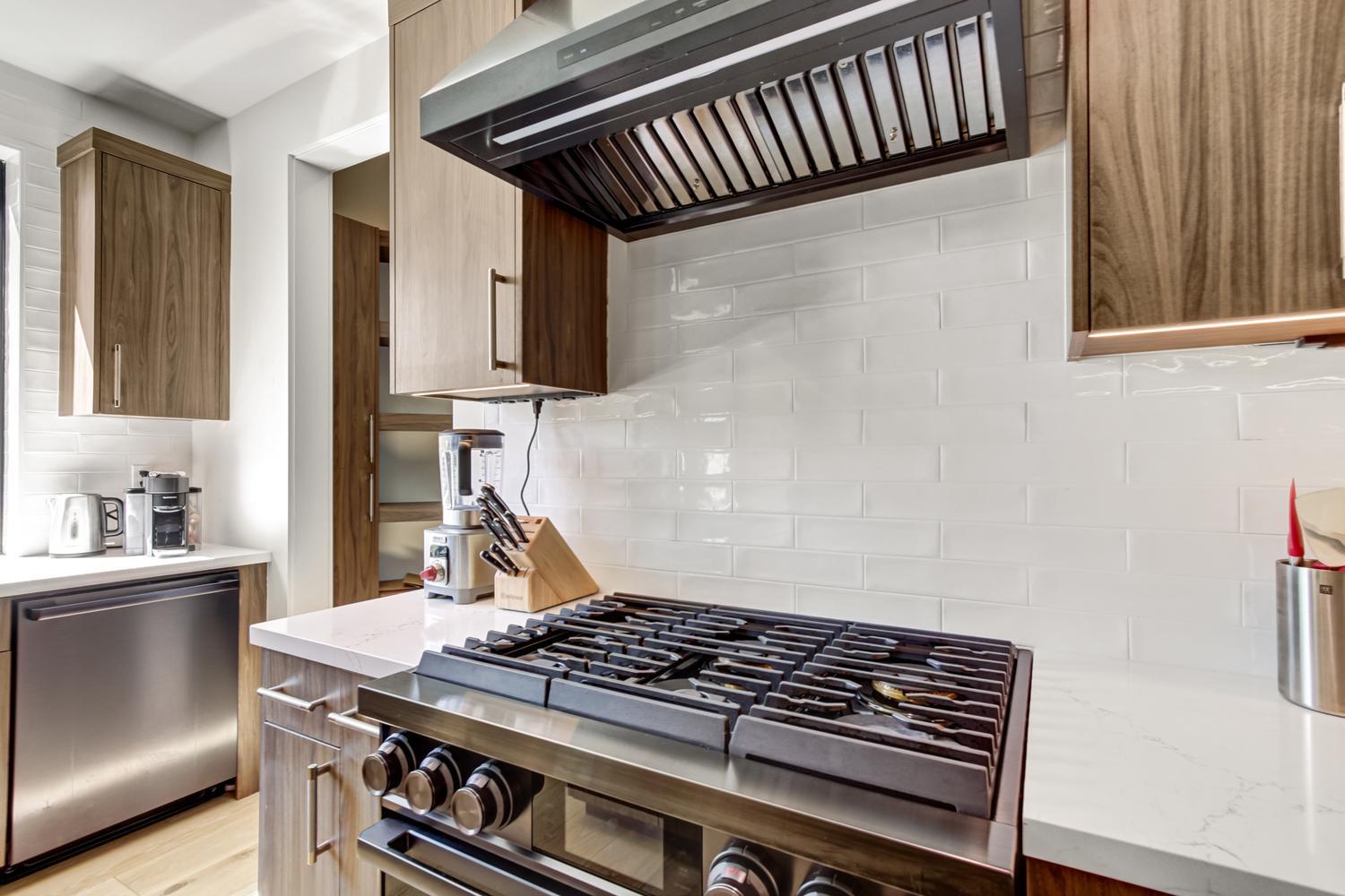 5708 Avenida Robles