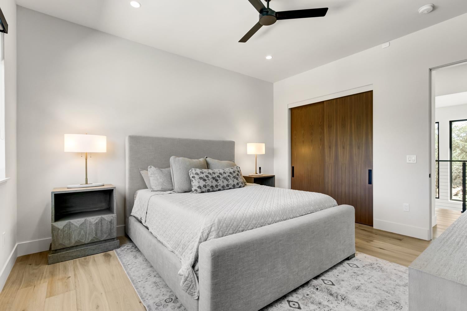 5708 Avenida Robles