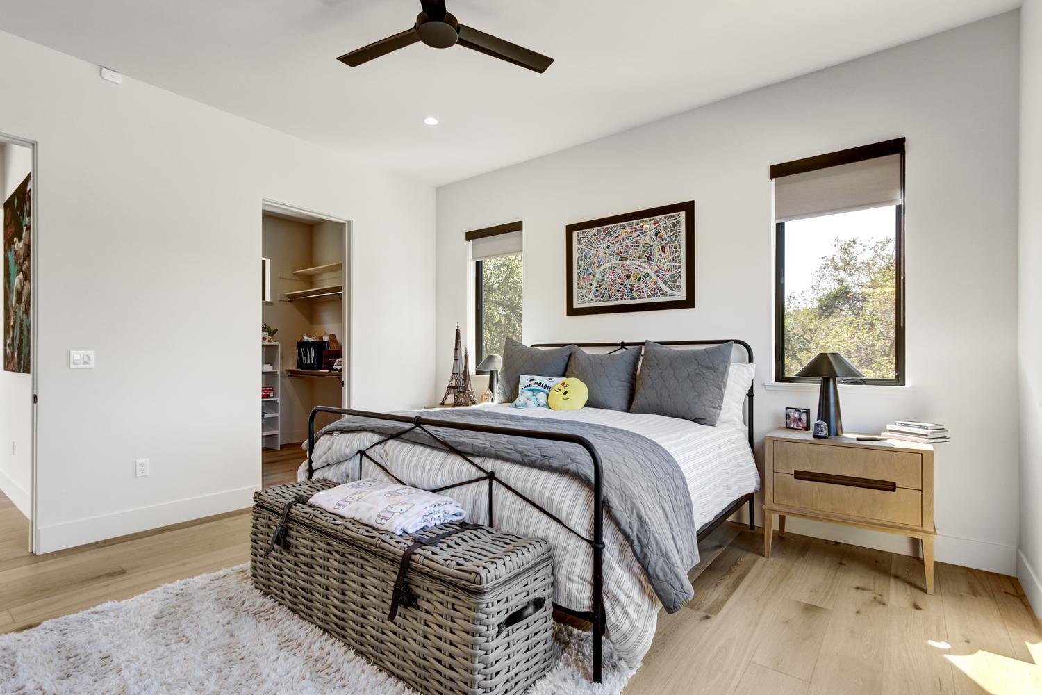5708 Avenida Robles