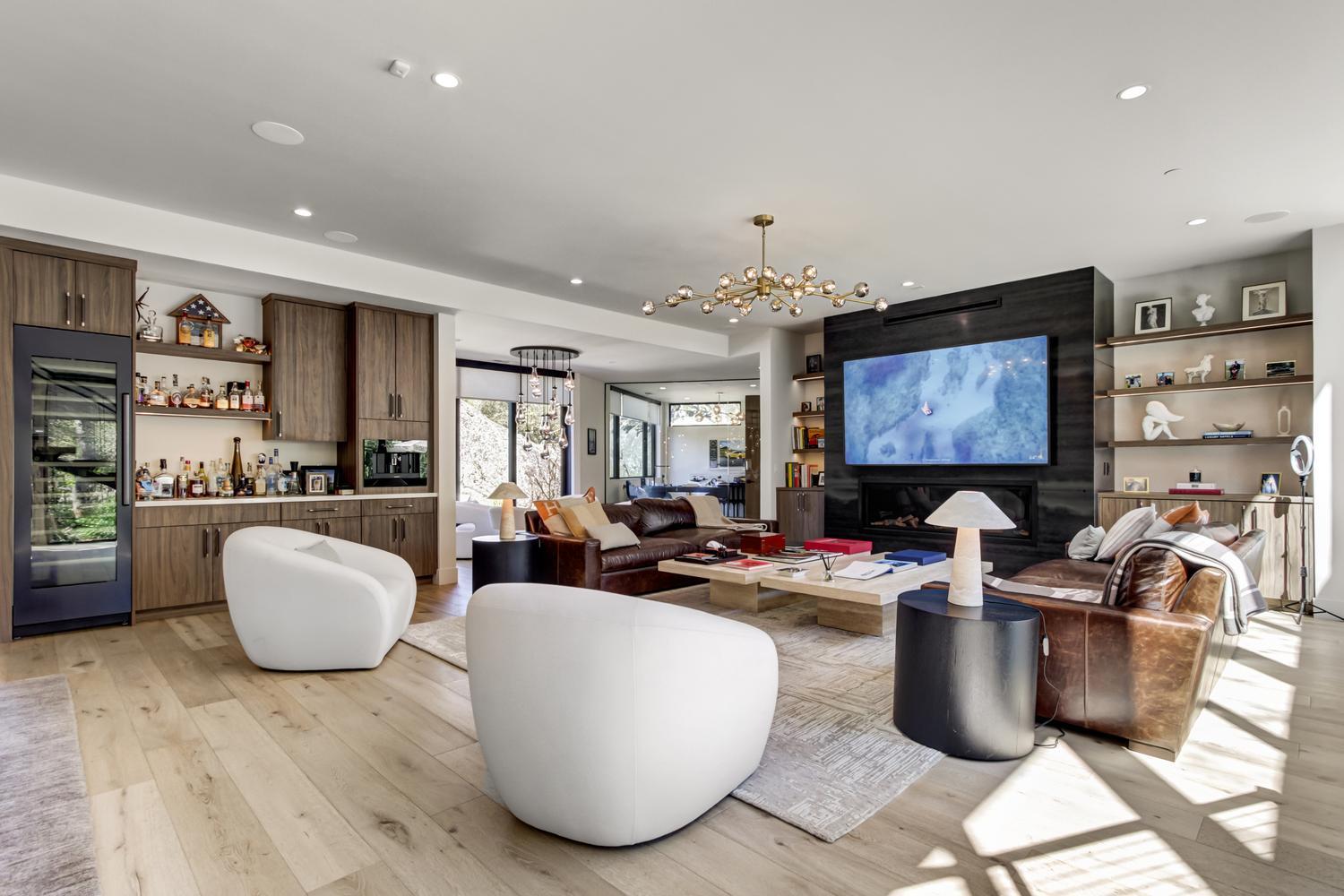 5708 Avenida Robles