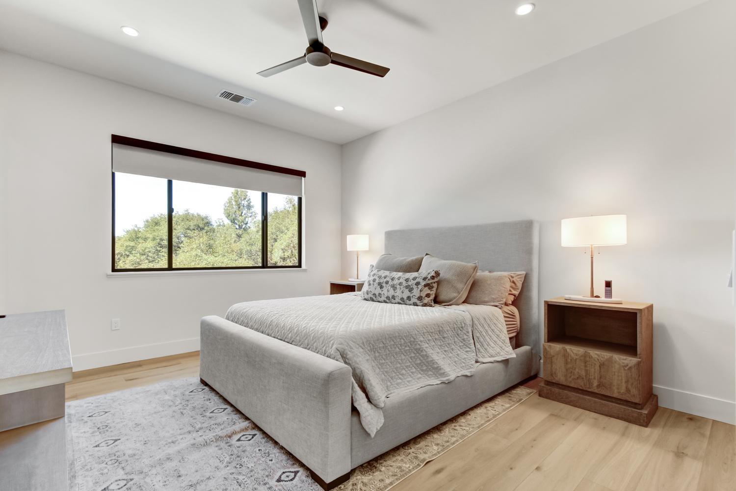 5708 Avenida Robles
