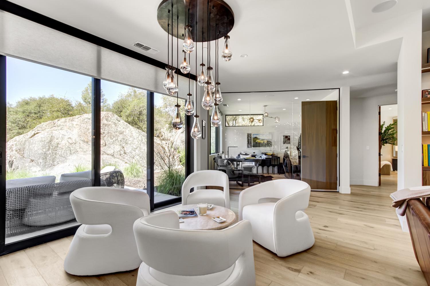 5708 Avenida Robles