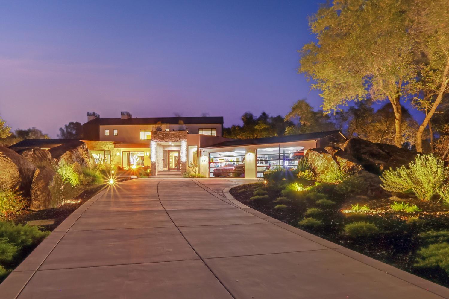5708 Avenida Robles