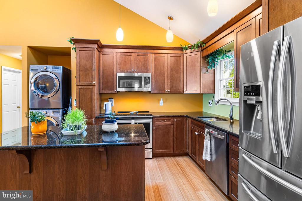 80 MANHASSET TRL