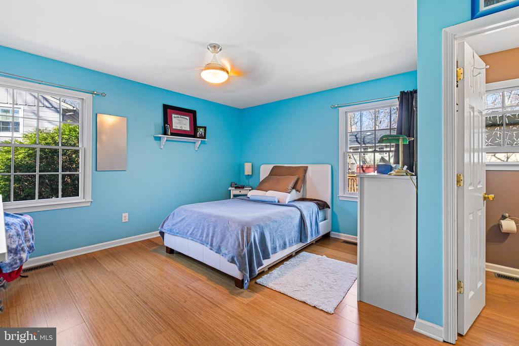 80 MANHASSET TRL