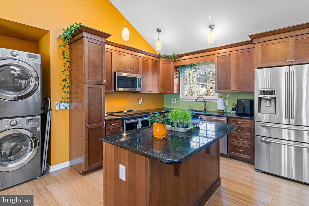 80 MANHASSET TRL