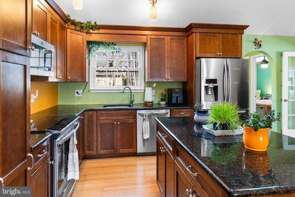 80 MANHASSET TRL