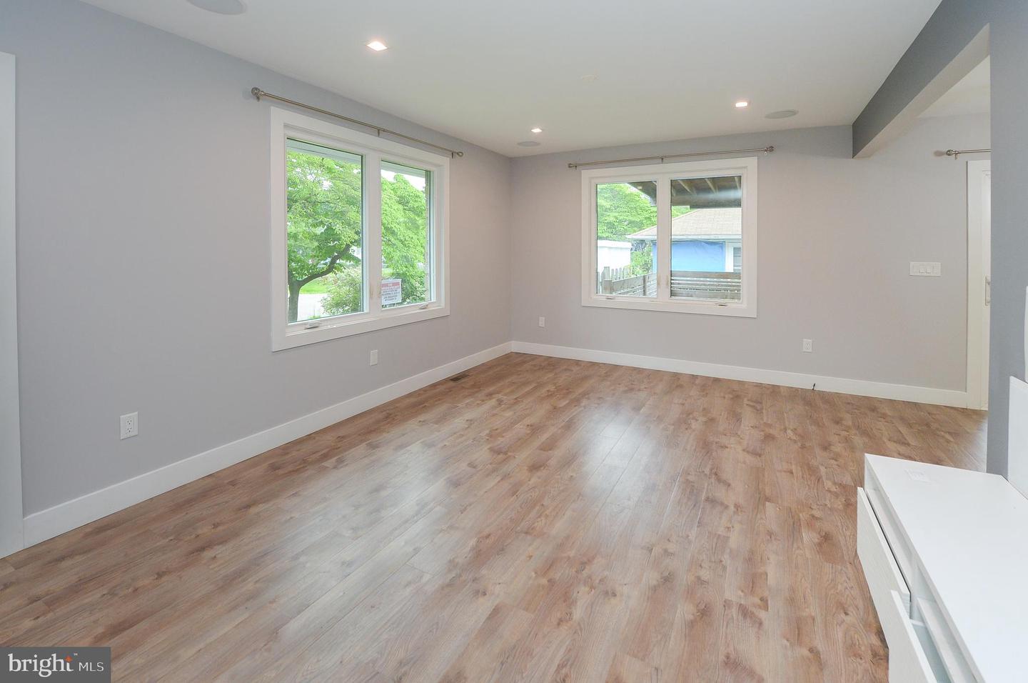 23 Lenora Ave