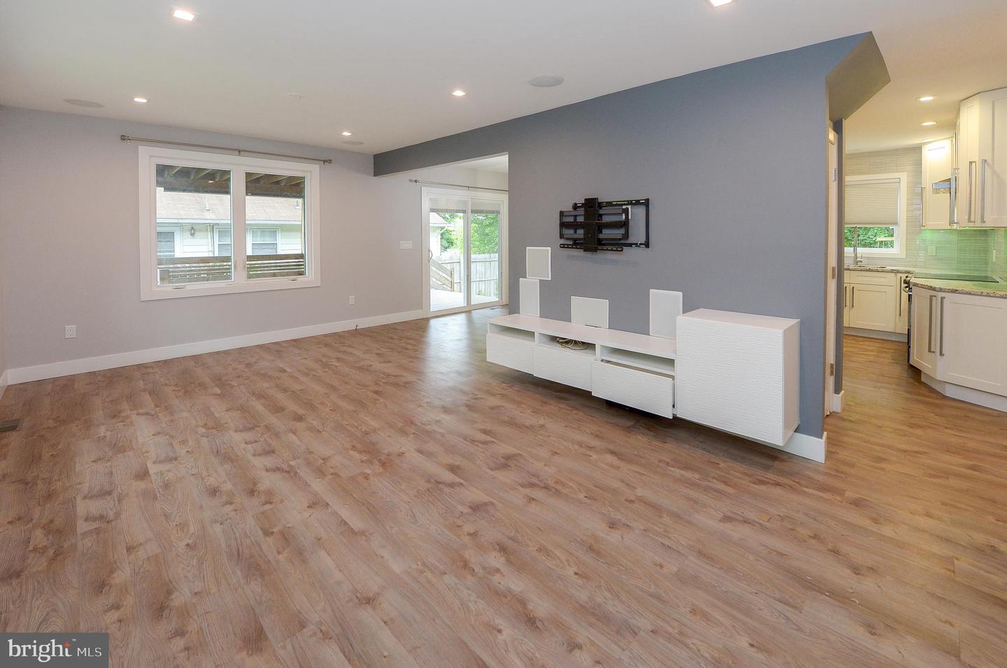 23 Lenora Ave