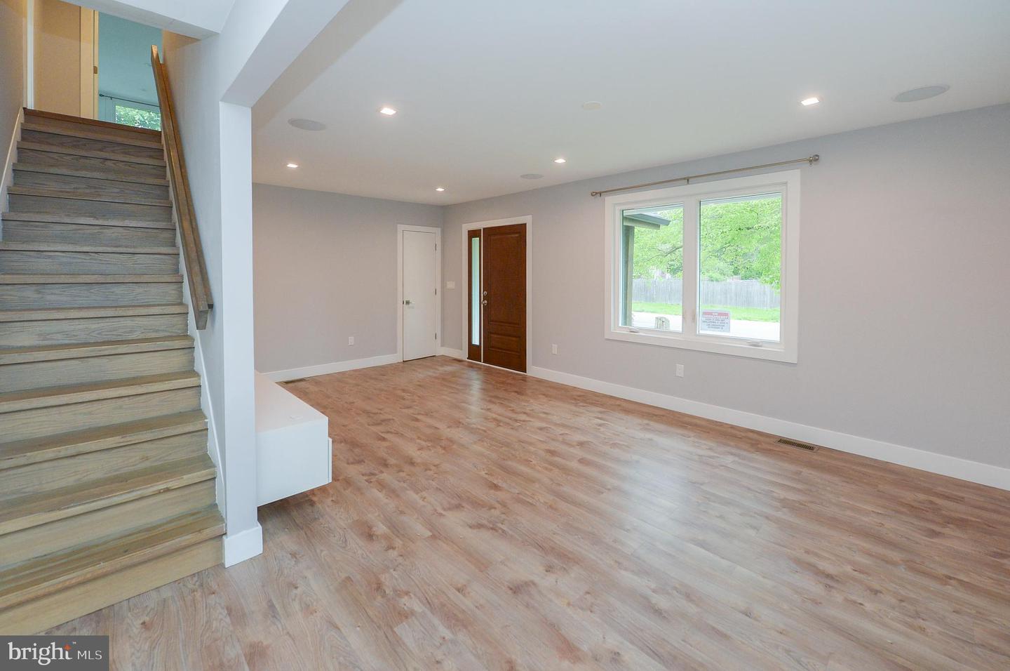 23 Lenora Ave