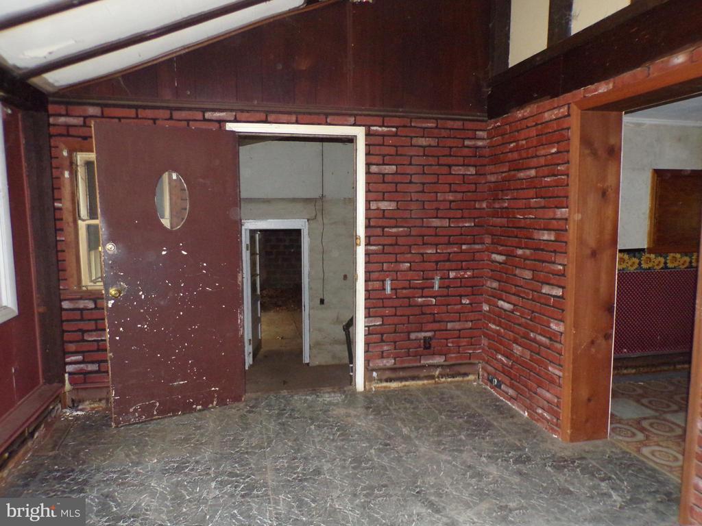 686 Center Ave