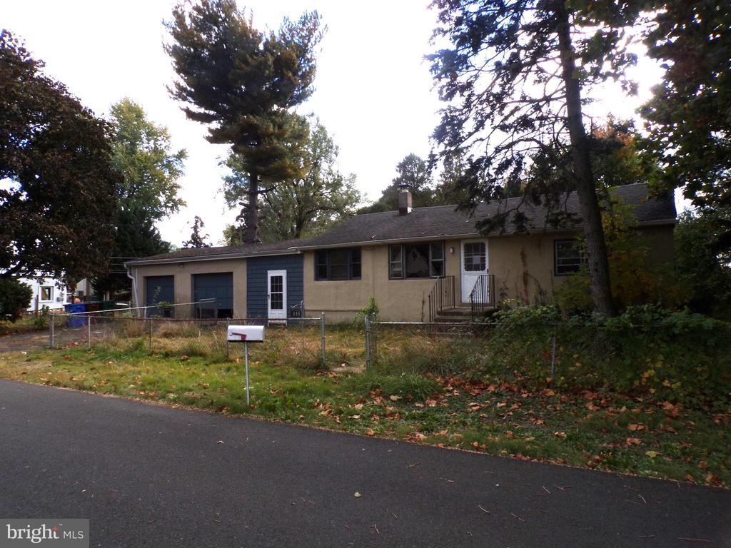 686 Center Ave