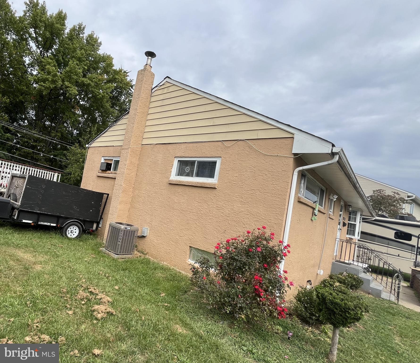 3525 Rockview Dr