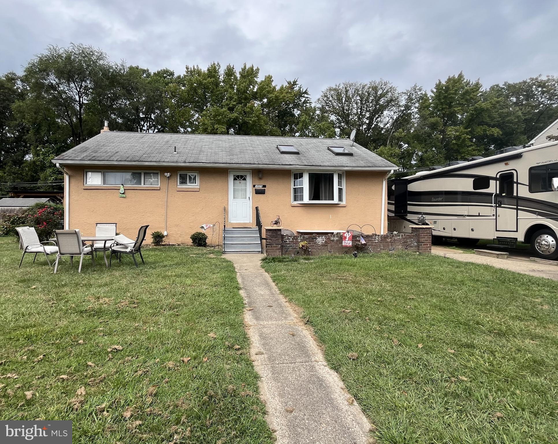 3525 Rockview Dr