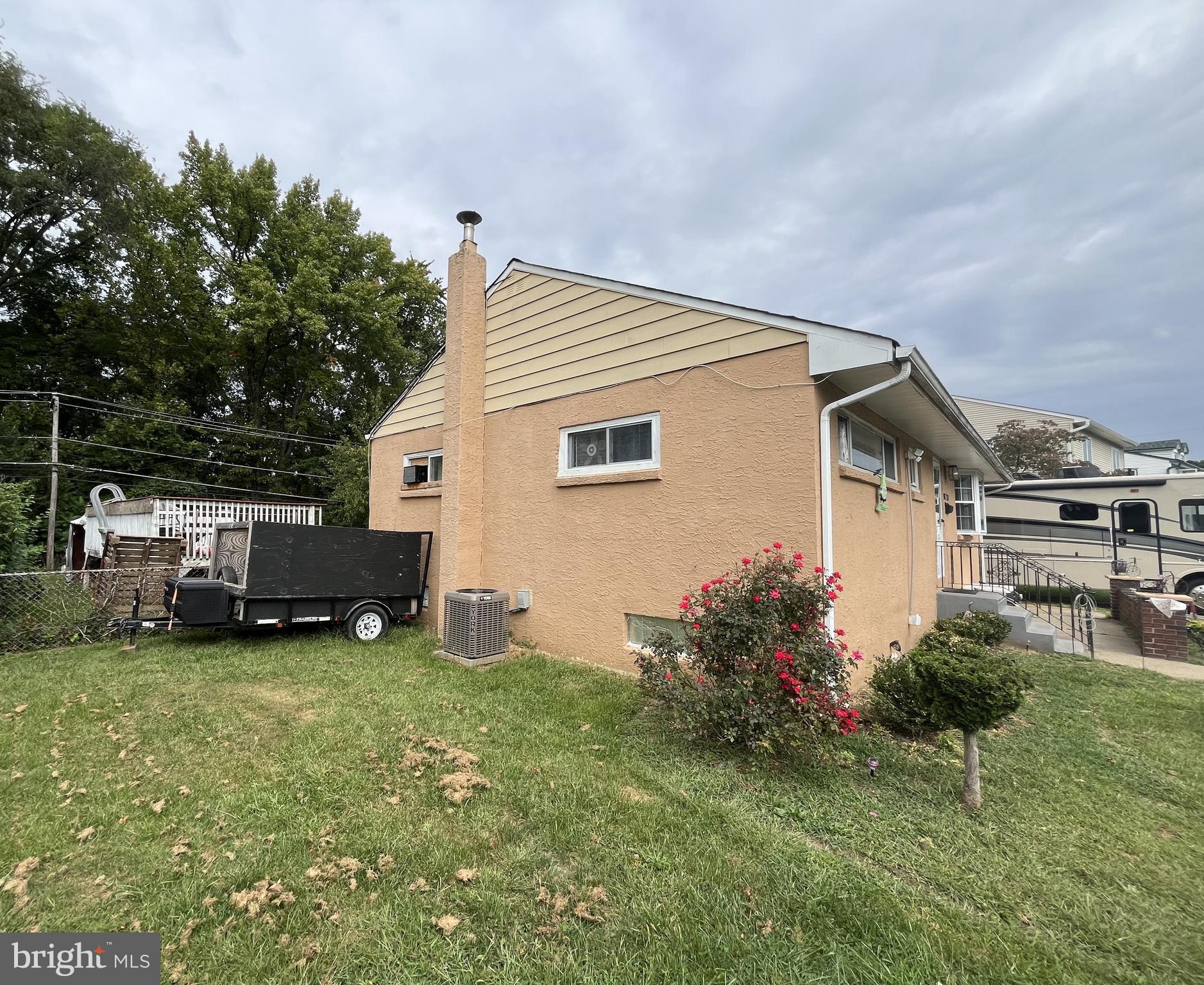 3525 Rockview Dr