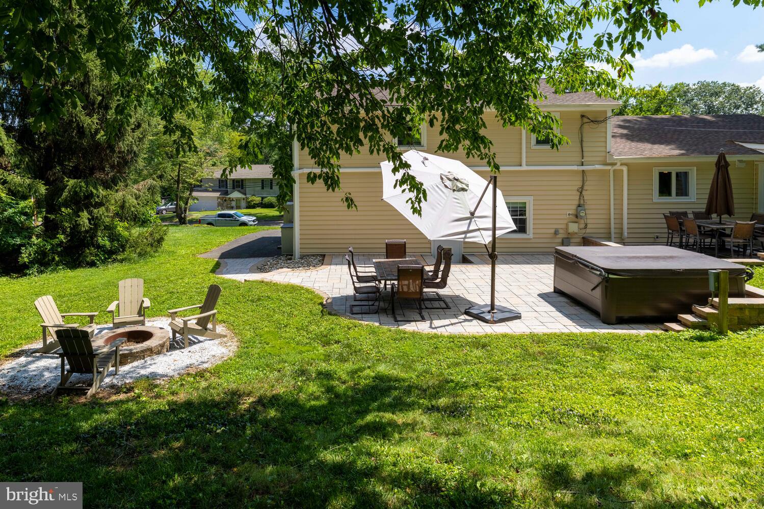 2319 Lakeview Dr