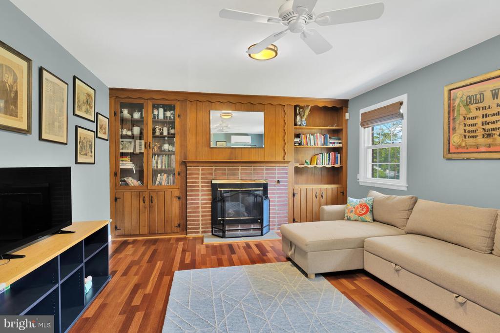 2319 Lakeview Dr