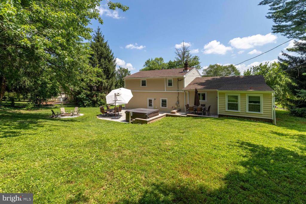 2319 Lakeview Dr