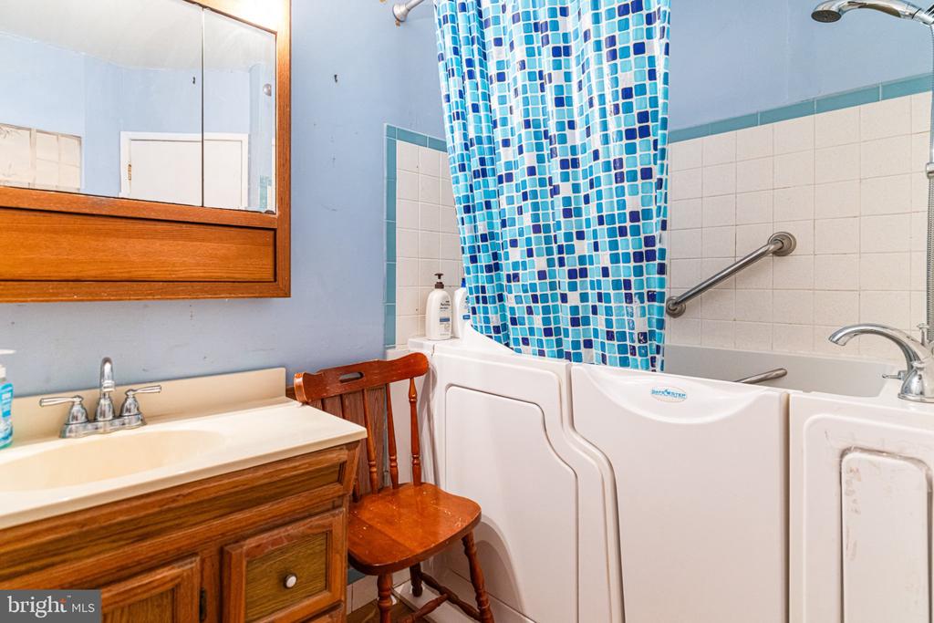885 YORK ROAD Unit: 18C