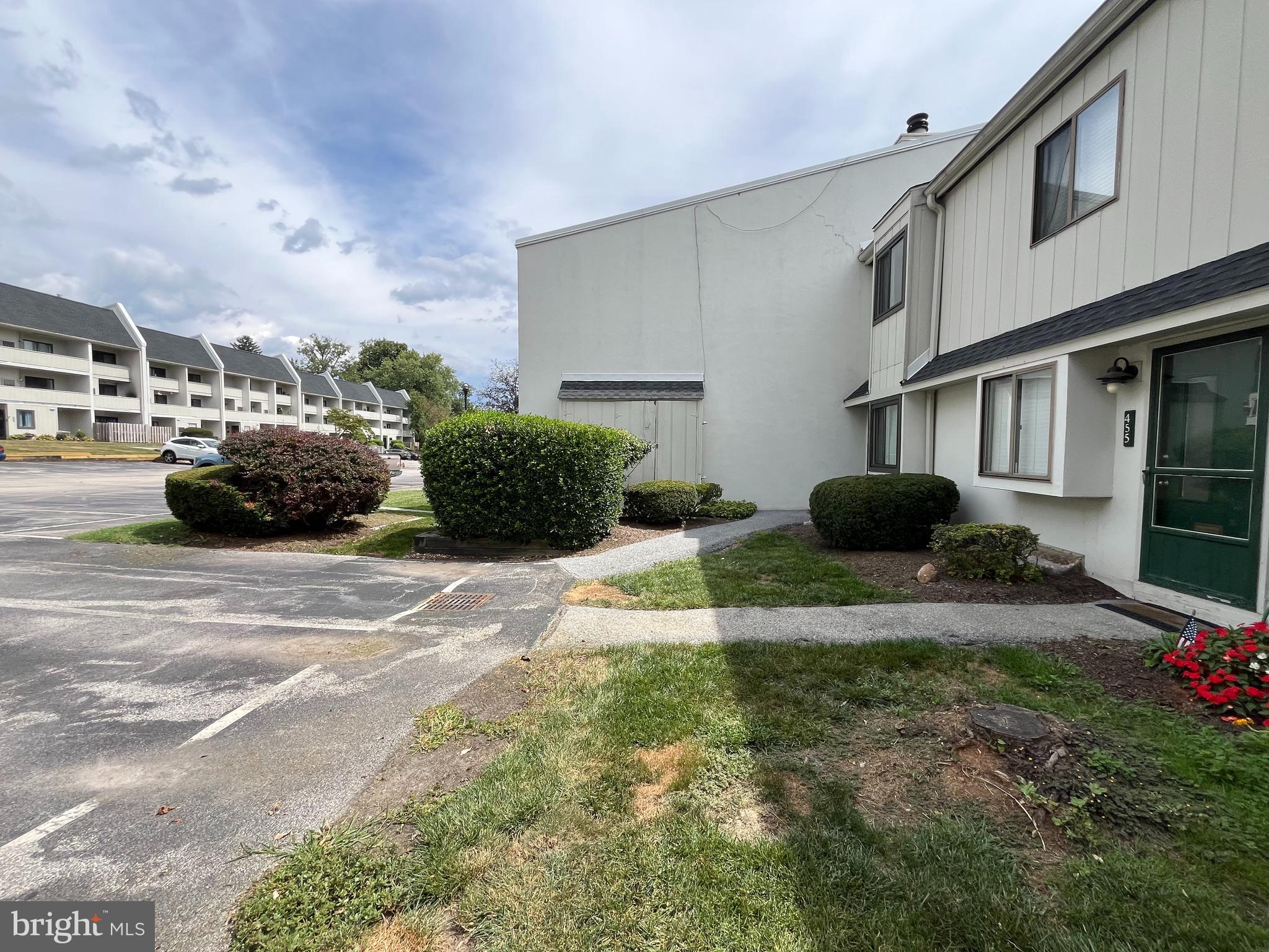 453 SUMMIT HOUSE 453