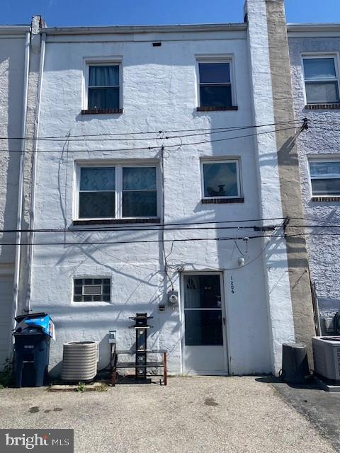 1206 E 10th St