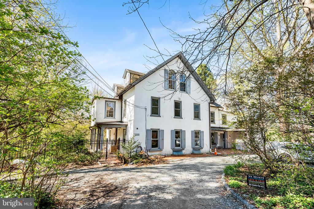 35 VIOLET LANE 2ND FLOOR