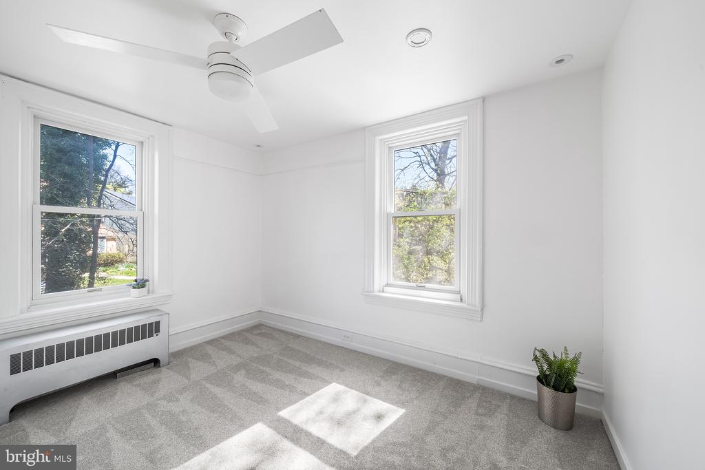 35 VIOLET LANE 2ND FLOOR