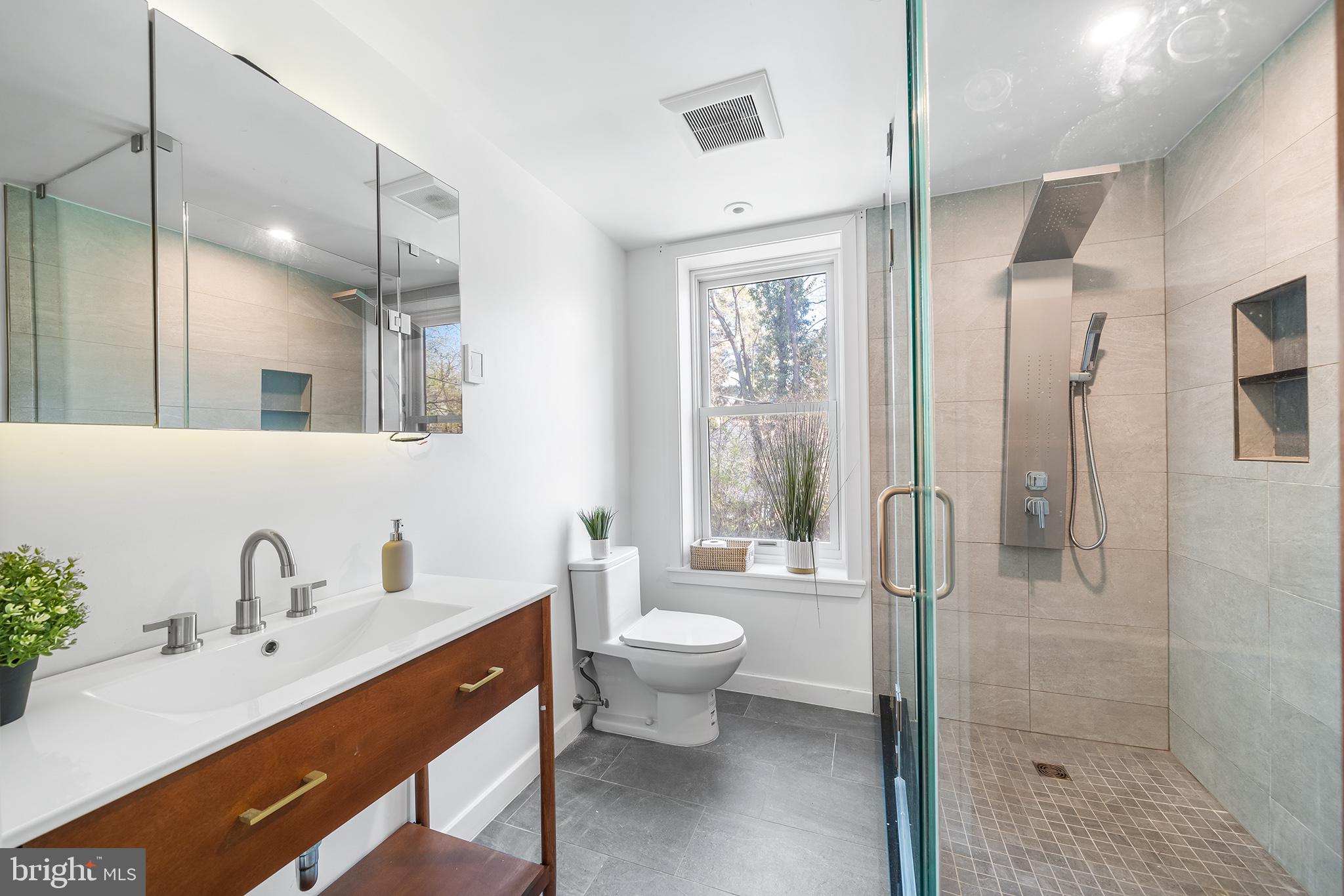 35 VIOLET LANE 2ND FLOOR