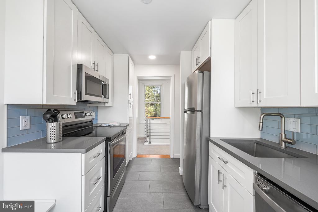 35 VIOLET LANE 2ND FLOOR