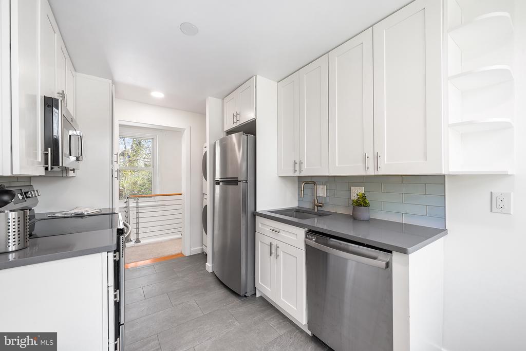 35 VIOLET LANE 2ND FLOOR