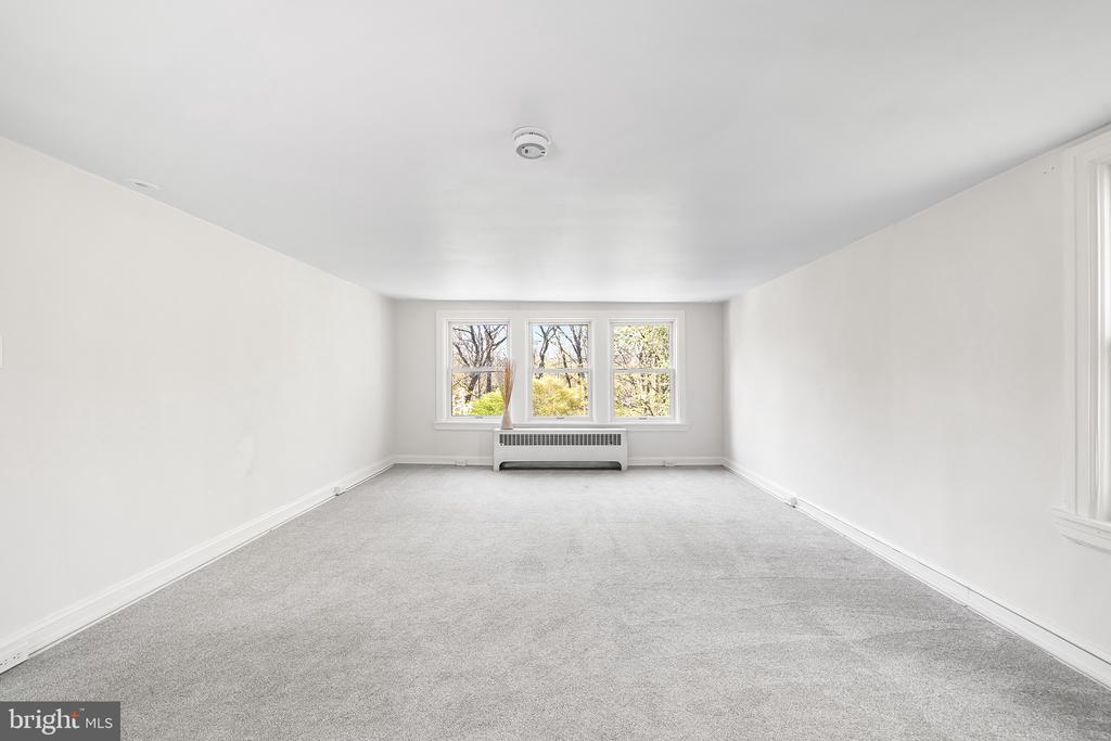 35 VIOLET LANE 2ND FLOOR