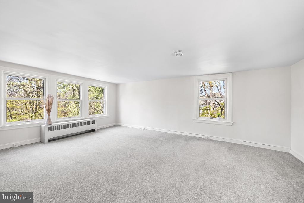 35 VIOLET LANE 2ND FLOOR