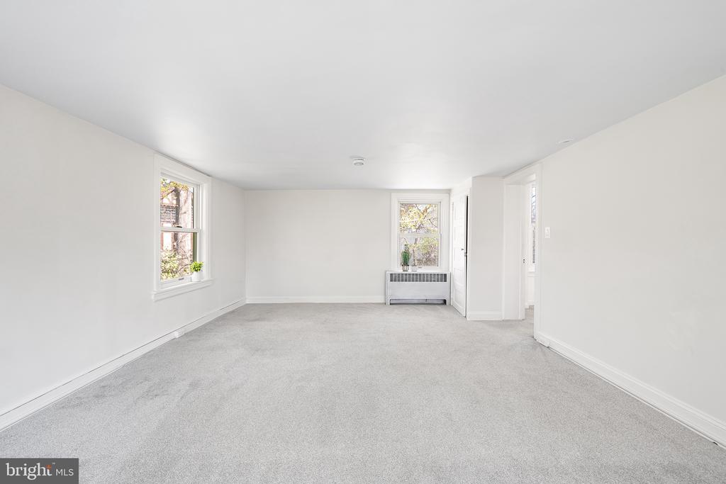 35 VIOLET LANE 2ND FLOOR