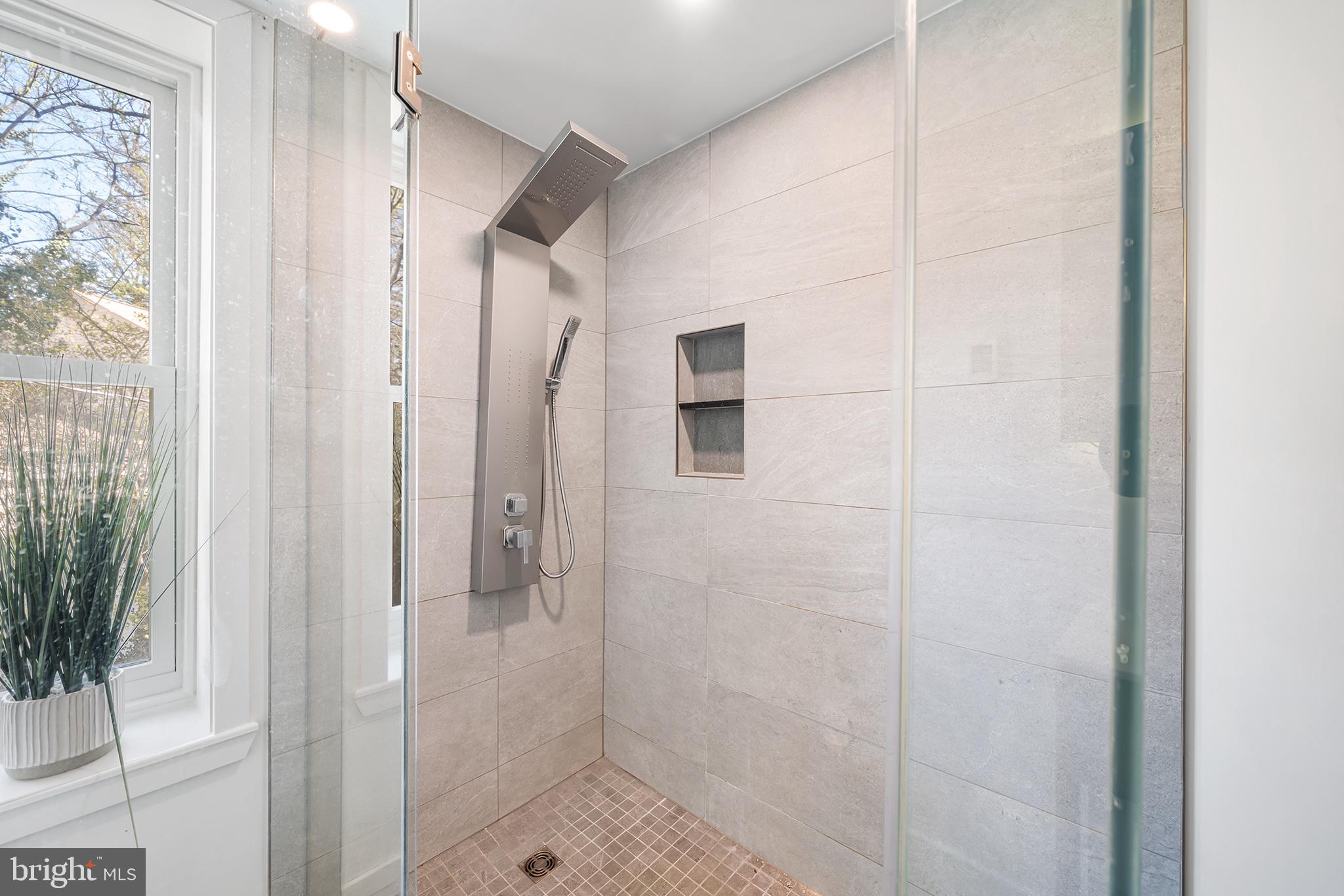 35 VIOLET LANE 2ND FLOOR