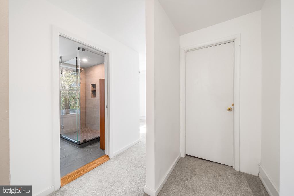 35 VIOLET LANE 2ND FLOOR