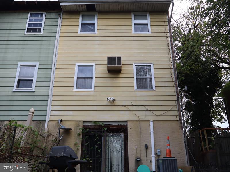 1552 ROOSEVELT DRIVE