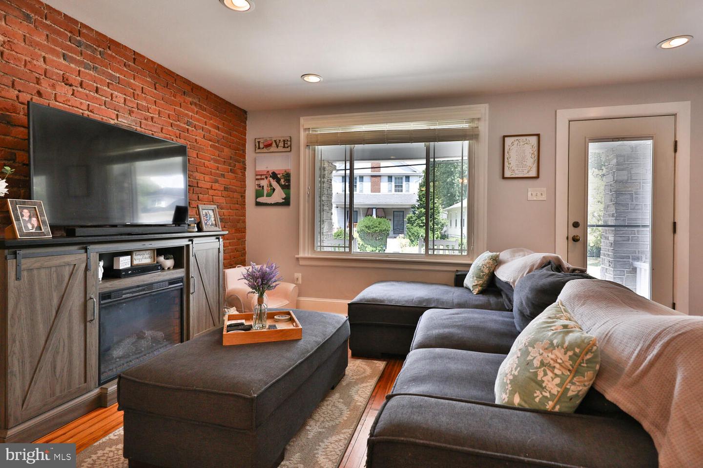 224 E Ave
