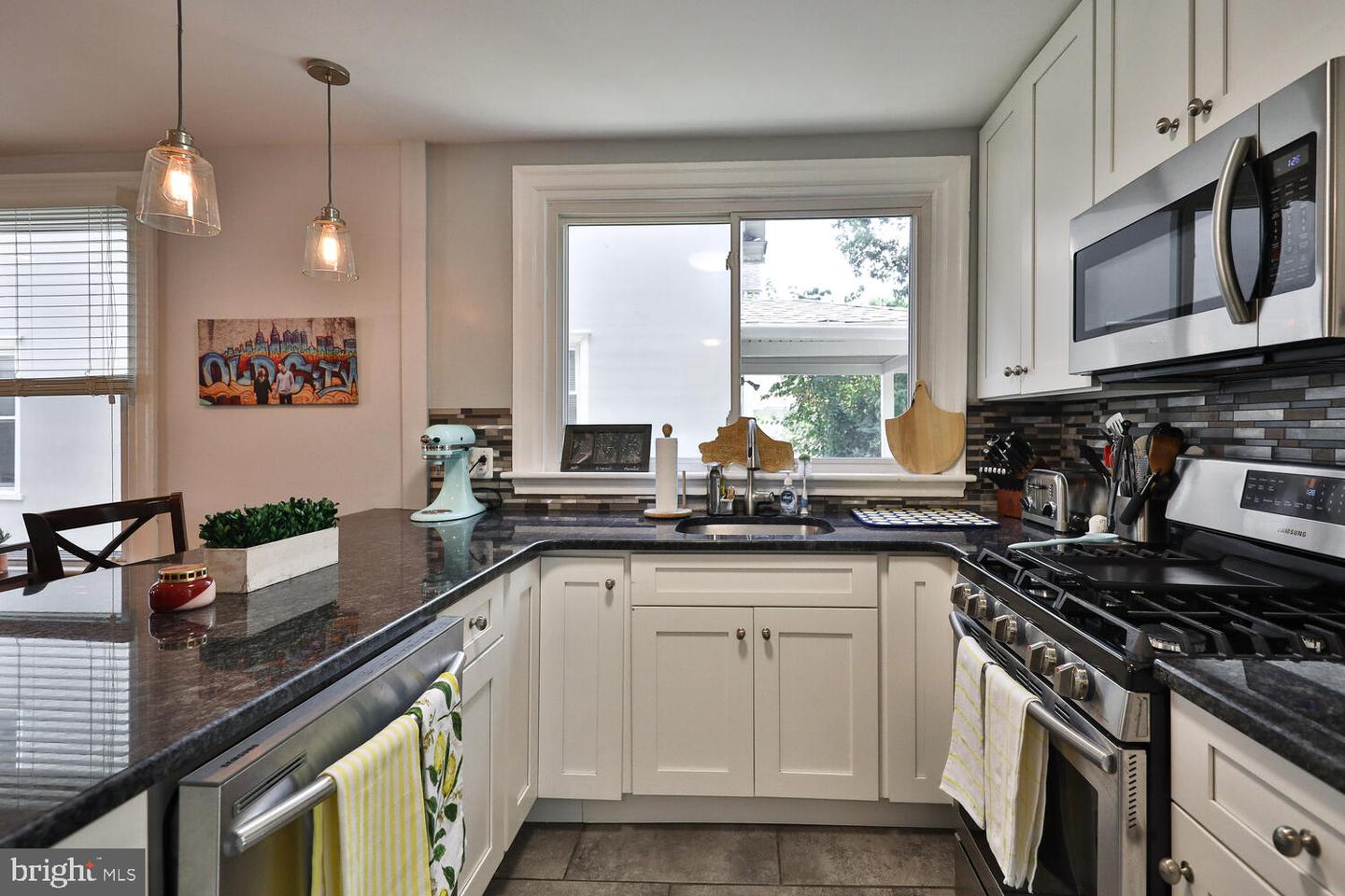 224 E Ave
